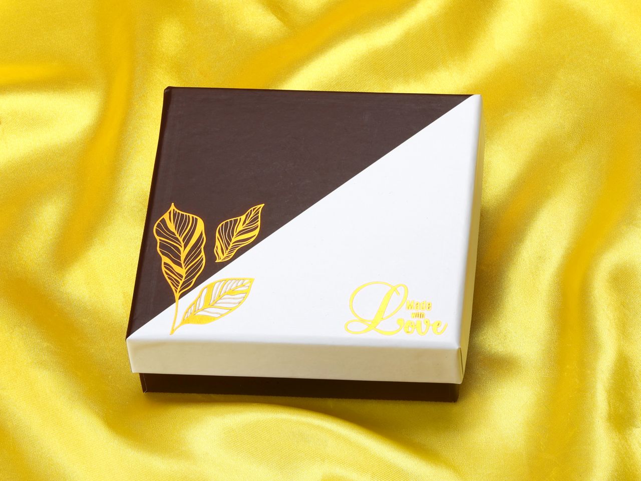 chocolate case golden leaves fuer 9 pralinen