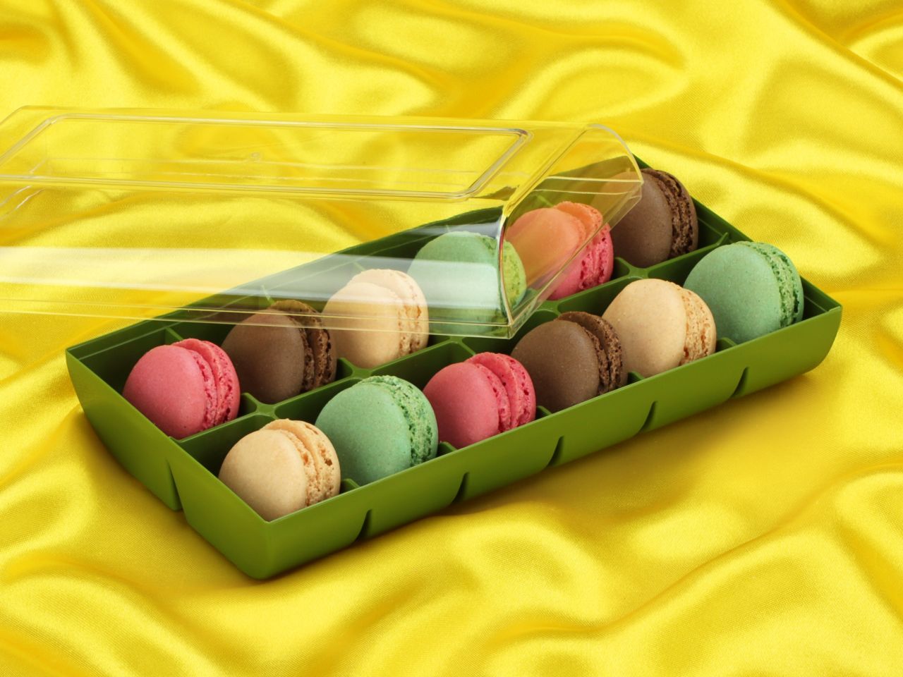half shells 24pcs colourful in box for 12 macarons green