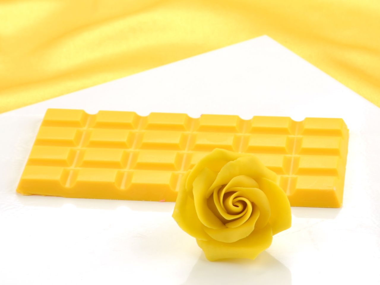 modelling chocolate yellow 600g