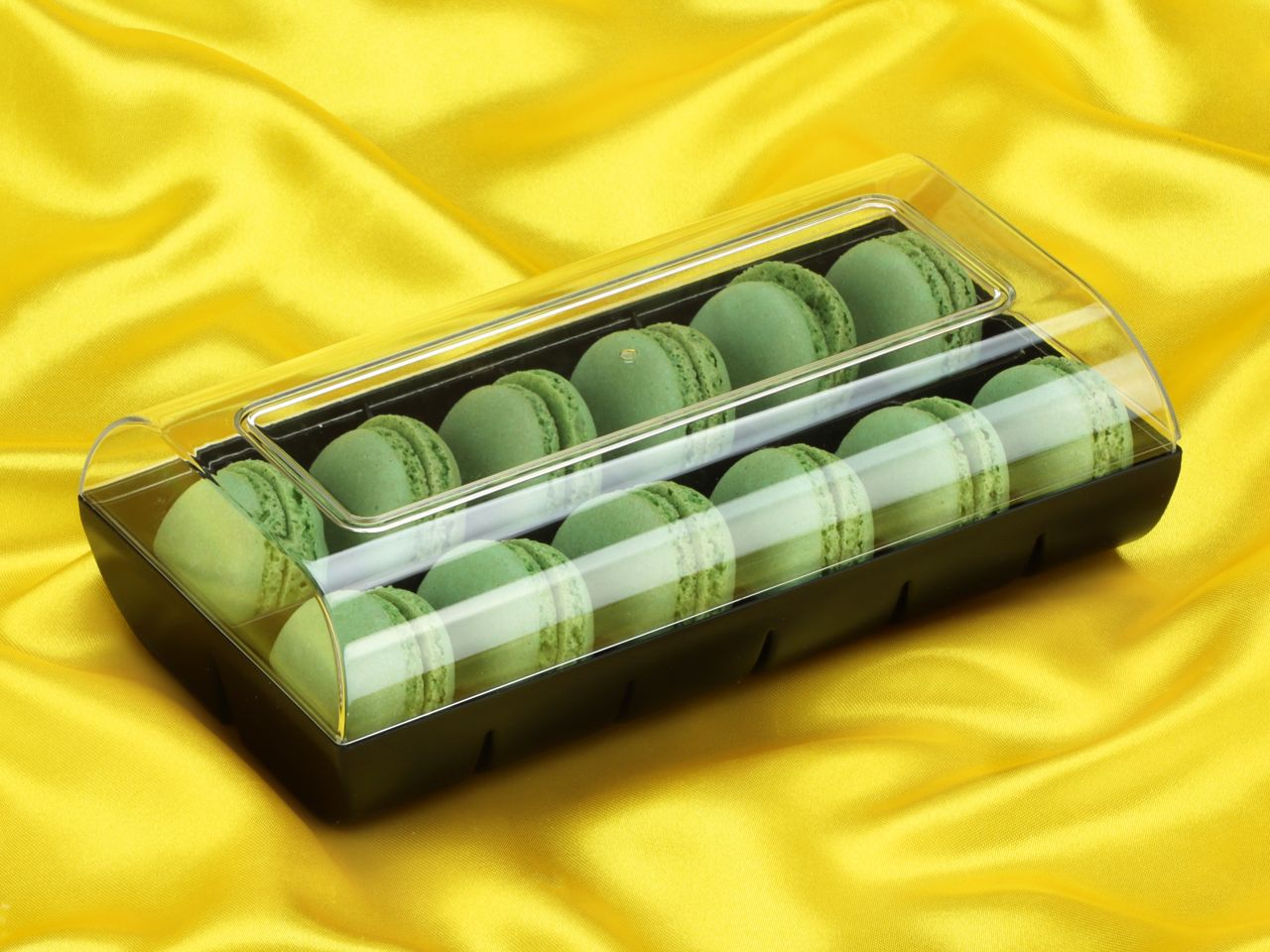 macaron halbschalen 24 stueck gruen in 12er box schwarz