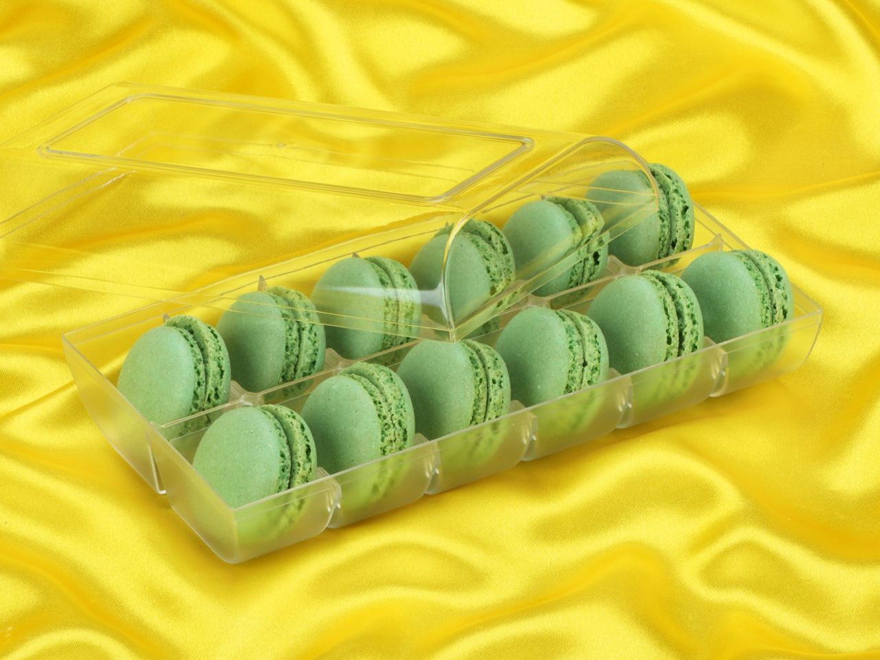macaron halbschalen 24 stueck gruen in 12er box transparent