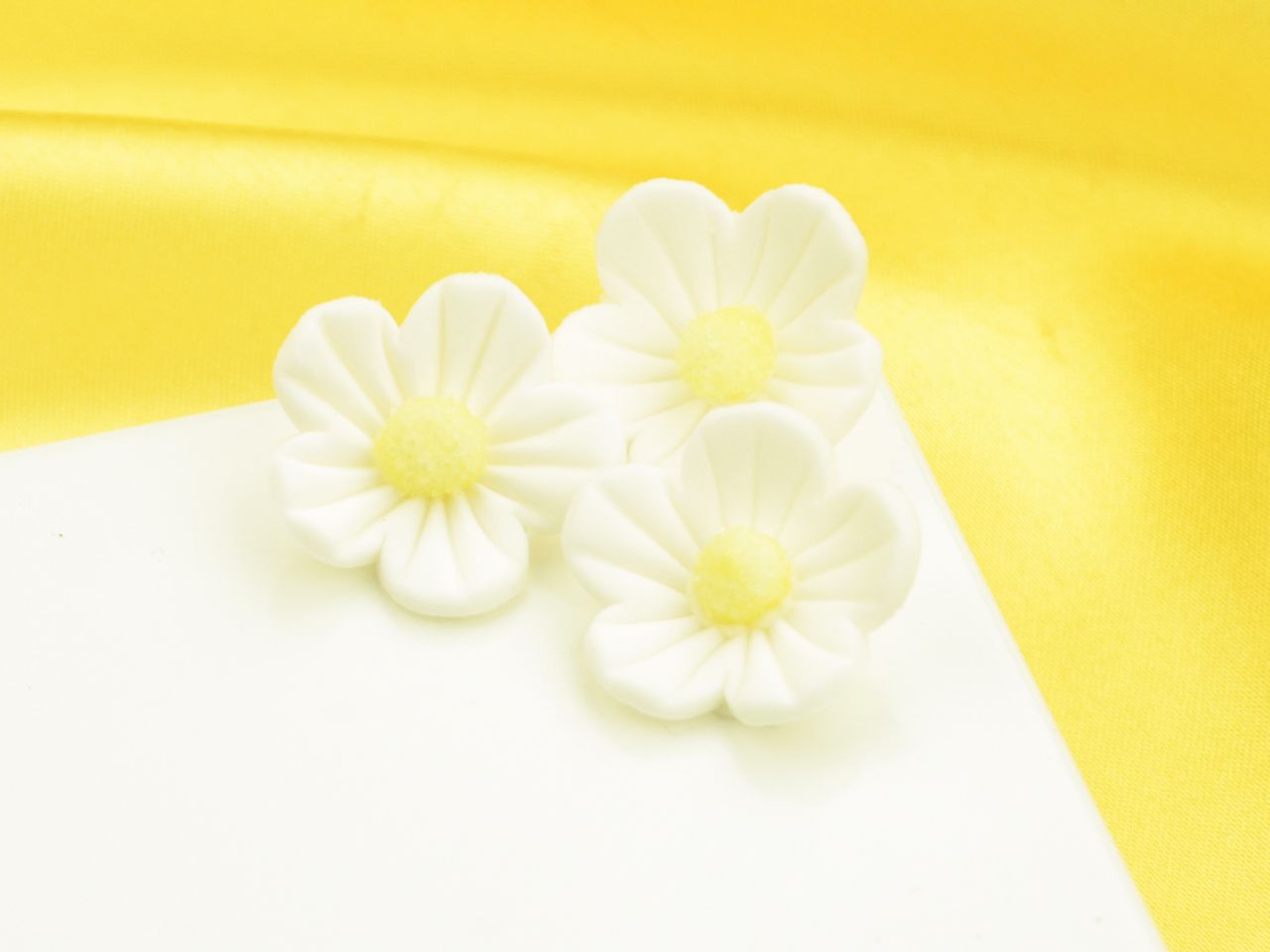 flowers 25mm white sugar 16 pieces