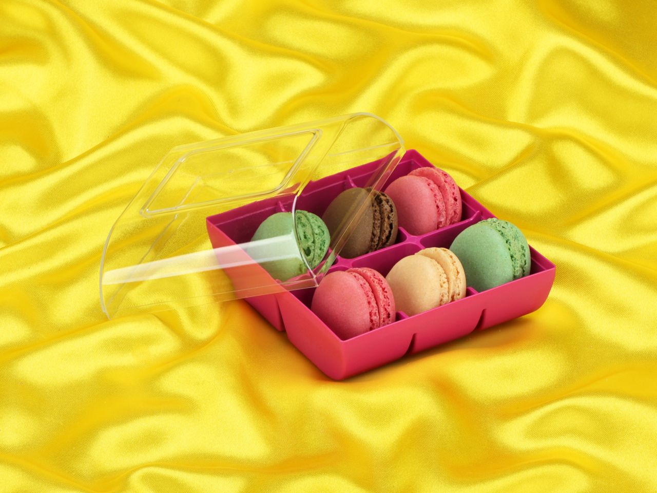 half shells 12pcs colourful in box for 6 macarons fuchsia