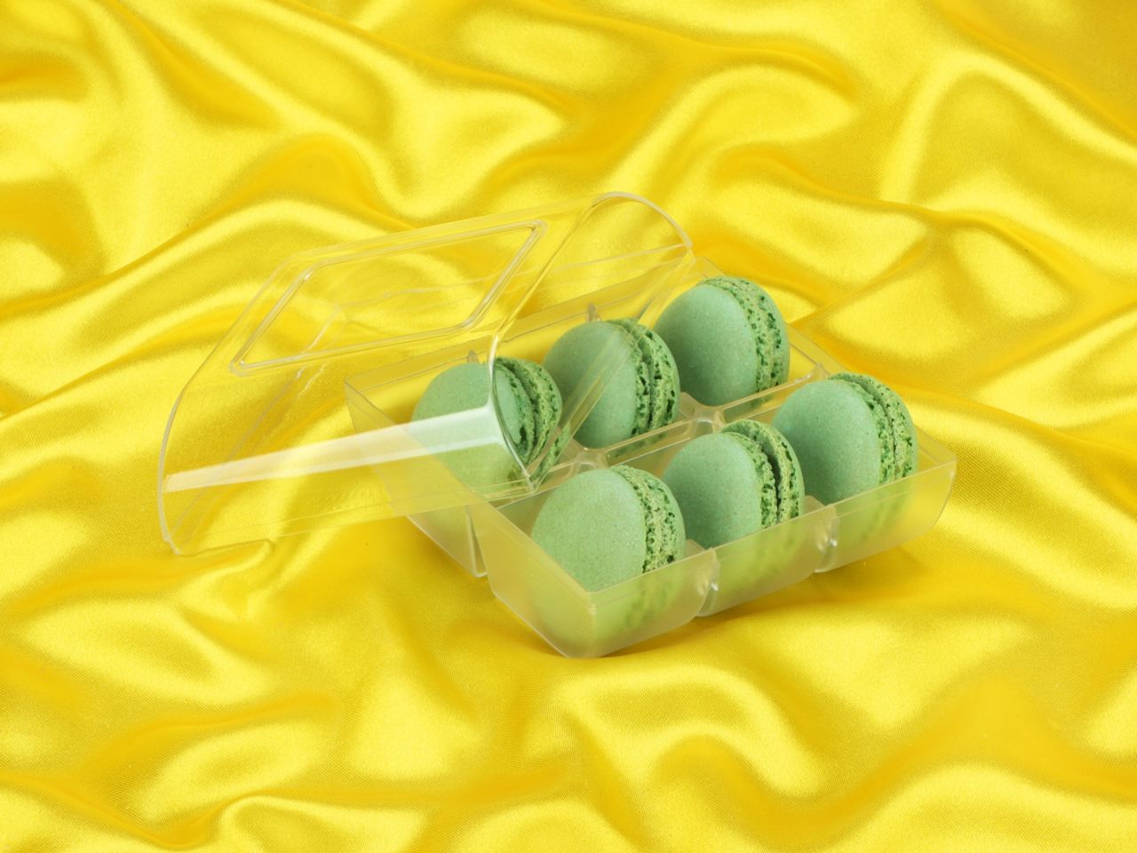 half shells 12pcs green in box for 6 macarons transparent