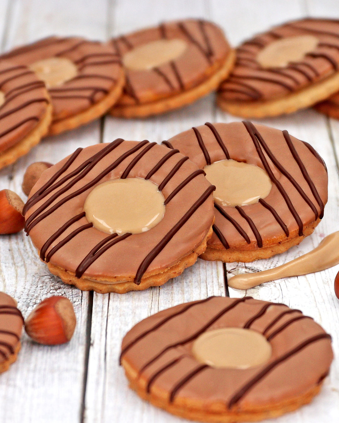 Bueno-Fans aufgepasst! 🤎🍪

Diese Plätzchen bringen den beliebten Haselnuss-Schoko-Geschmack direkt auf deinen Plätzchenteller. Zarter Haselnuss-Teig, eine cremige Füllung und knackige Schokolade machen sie zum perfekten süßen Highlight. 😍

Du möchtest wissen, wie du sie selbst backen kannst? Das Rezept gibt’s in unserem letzten YouTube-Video! 🎬

👉 Schau vorbei und back die Bueno-Plätzchen nach!

#pativersand #buenoplätzchen #plätzchenliebe #haselnussplätzchen #schokoladenliebe #weihnachtsbäckerei #plätzchenrezept #backinspiration