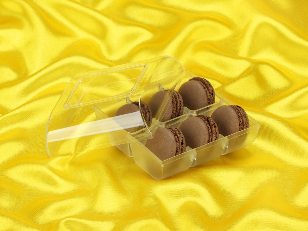 macaron halbschalen 12 stueck braun in 6er box transparent