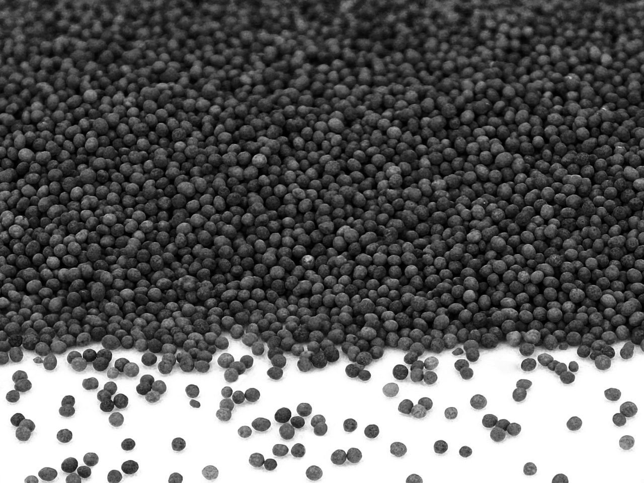 mini perlen schwarz 100g