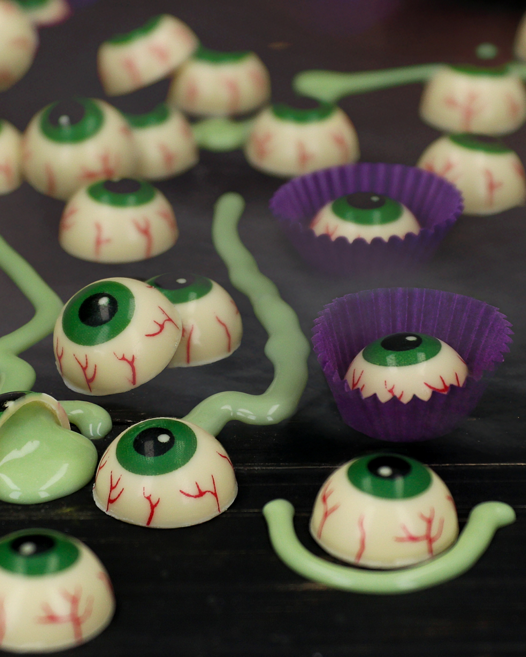 Diese Augen schauen dich an ... und schmecken auch noch richtig gut. 🎃👀

Halloween steht vor der Tür und unsere neuen Monster-Augen-Hohlkörper sorgen garantiert für Aufsehen auf jeder Gruselparty. 😍

Fülle sie mit deiner Lieblingspralinenmasse, verschließe sie nach Wunsch oder setze die Hälften zu ganzen Augen zusammen – fertig sind die wohl außergewöhnlichsten Pralinen der Saison. 🧡🖤

✨ Perfekt für Halloween-Partys
✨ Ein echter Hingucker auf jedem Sweet Table
✨ Ideal für kreative Pralinenideen

Aber Vorsicht: Diese Augen verschwinden meist schneller, als sie einen anschauen können. 👀😂

👉 Was würdest du hineinfüllen?

#pativersand #halloween #halloweenbacken #monsteraugen #pralinen #pralinenliebe #schokolade #halloweenparty #gruseldeko #halloweenideen #halloweensweets