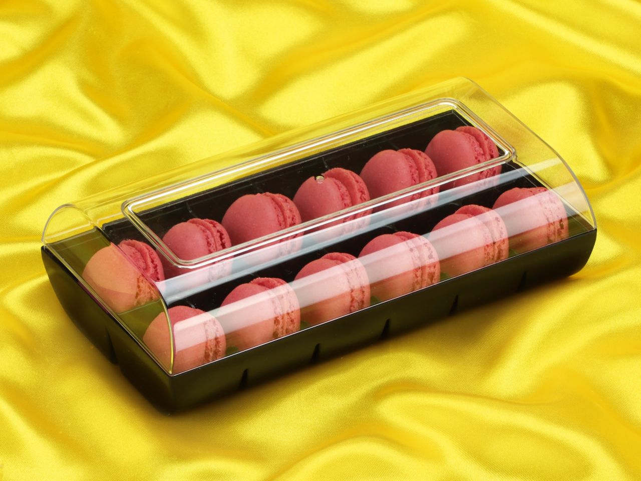 macaron halbschalen 24 stueck rot in 12er box schwarz