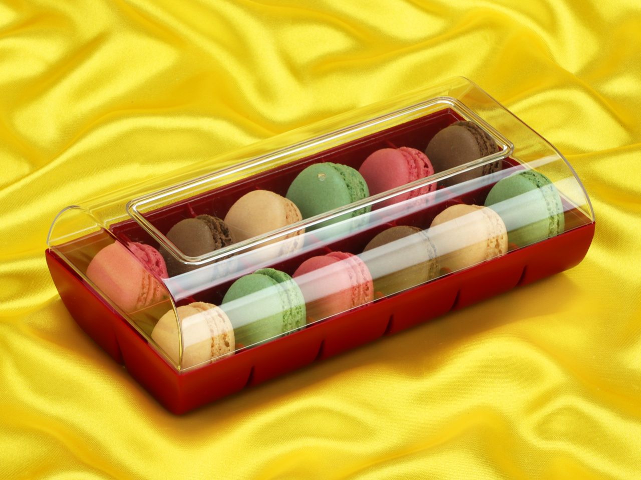 macaron halbschalen 24 stueck bunt in 12er box ruby