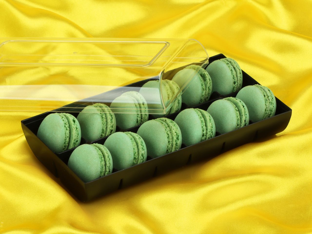 macaron halbschalen 24 stueck gruen in 12er box schwarz