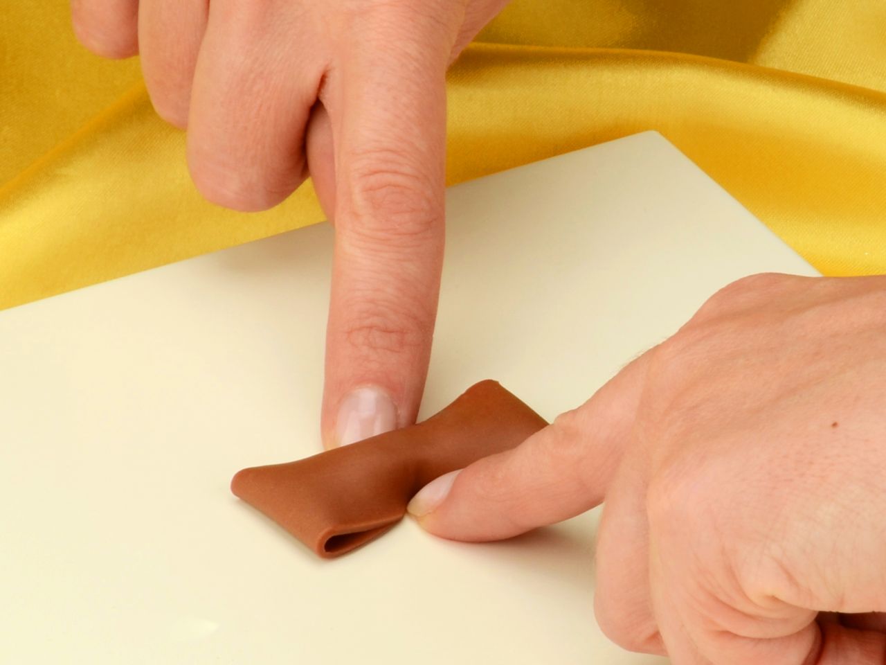 schleife aus modellierschokolade anleitung