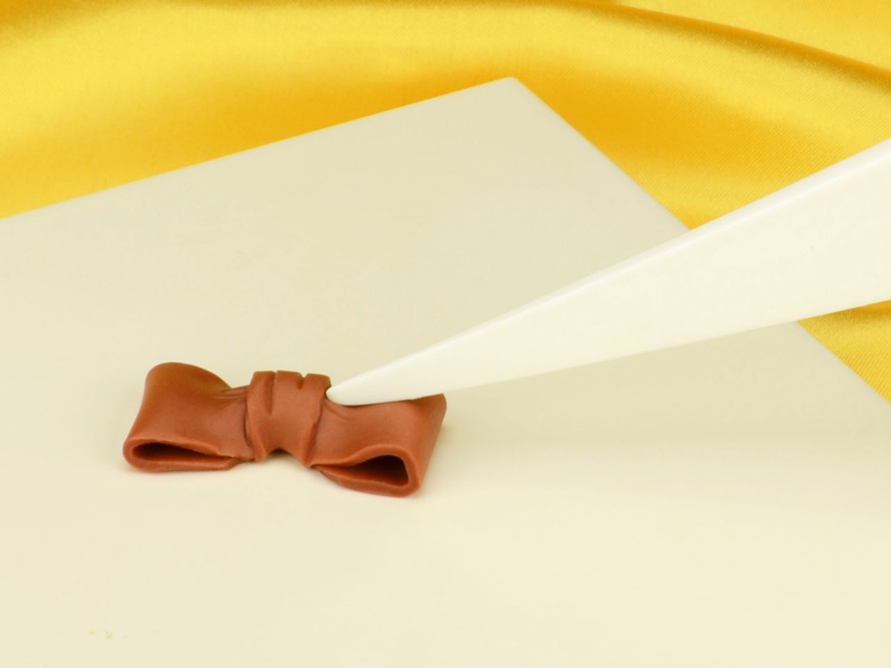 schleife aus modellierschokolade anleitung