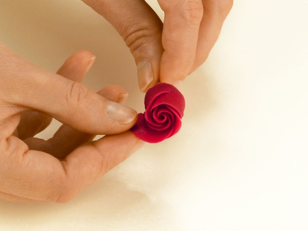 marzipan rosen und blaetter modellieren