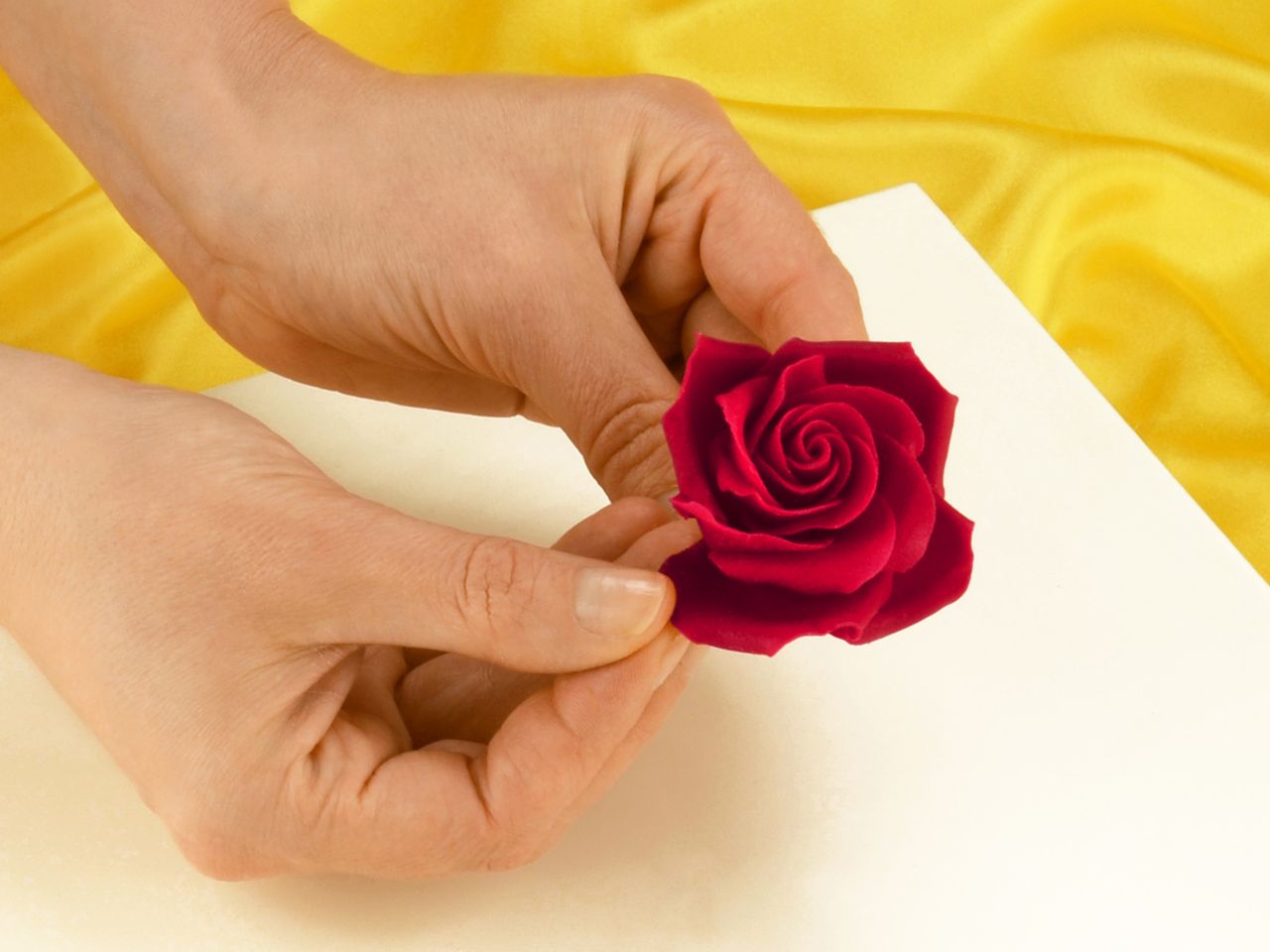 marzipan rosen und blaetter modellieren