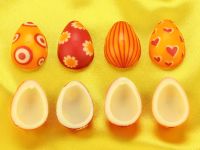 Half eggs white Spring 63 pieces