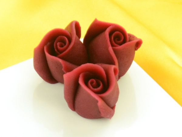 Marzipan roses small bordeaux 4 pieces