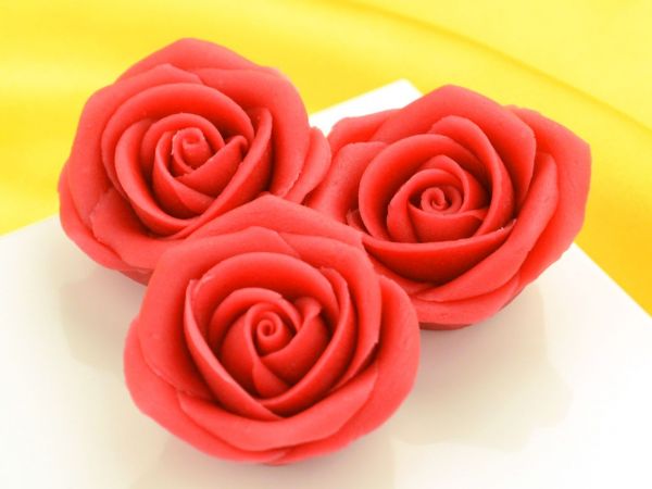 Marzipan roses big red 2 pieces